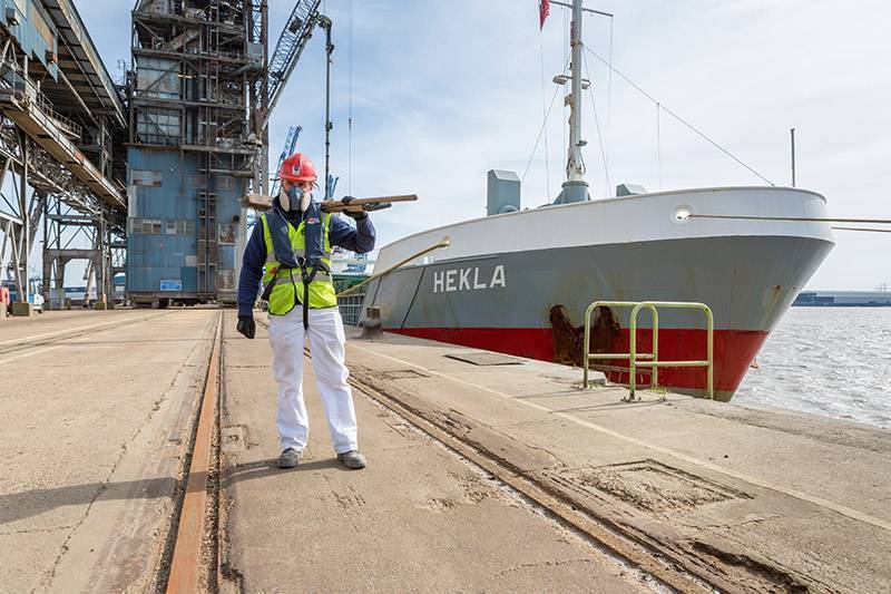 a port operator in front of vessel HEKLA